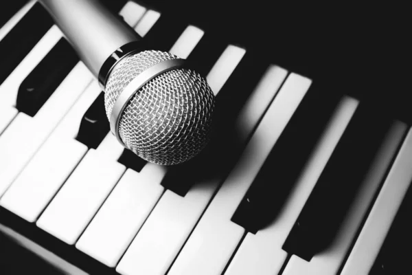 Microfone Deitado Nos Teclados Piano Atividades Tempo Livre Casa Passatempo — Fotografia de Stock