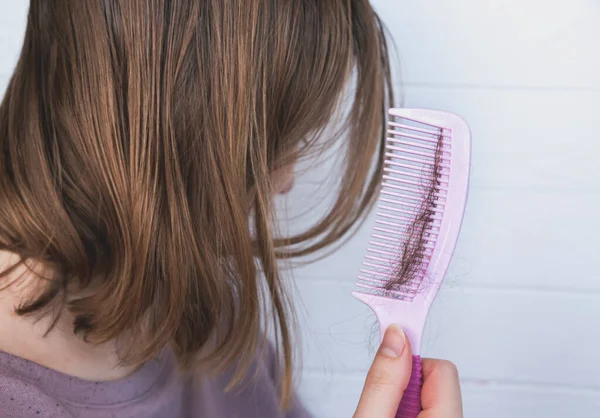 Проблема Випадіння Волосся Жінка Тримається Рожевим Гребінцем — стокове фото