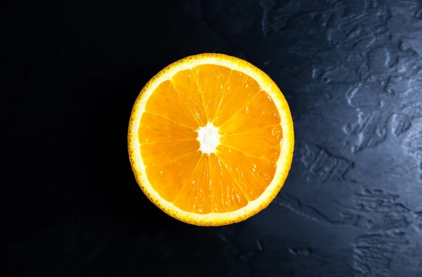 Πορτοκαλί Στο Μαύρο Φόντο Βιταμίνες Νωπών Φρούτων — Φωτογραφία Αρχείου