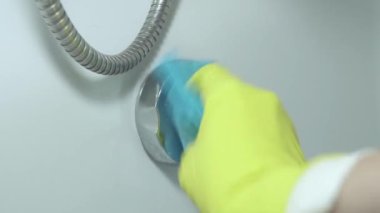 Evdeki banyoyu temizleyen kadın. Otel çalışanları lavaboyu paçavrayla temizliyor. 4k görüntü, kapatın..