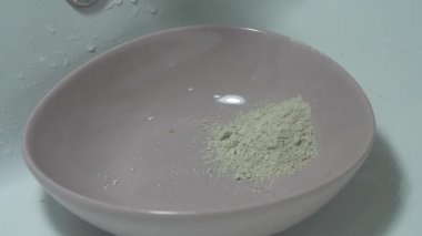 Sivilce macunu karıştıran kız. Sağlıklı cilt için özel krem. Sağlık prosedürleri. Sivilce problemleri, yakın mesafe, 4K. Yaşlanma karşıtı krem.