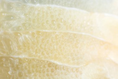 Beyaz arka planda greyfurt dokusu var. Citrus yakın çekim fotoğrafı. Sağlıklı bir yaşam tarzı fotoğrafı. Güzel duvar kağıdı. Vejetaryen ve vejetaryen kavramı. Doğadan gelen vitaminler.