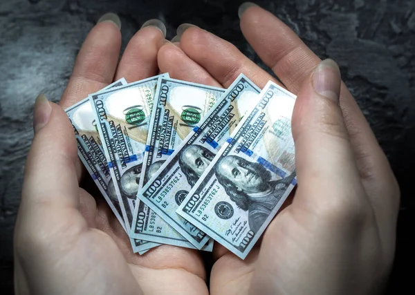 Kvinnan Håller Små Dollar Händerna Ekonomisk Kris Usa Valutadevalvering Och — Stockfoto