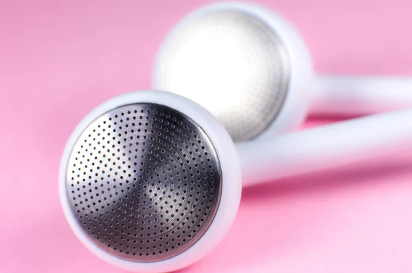 Белые Наушники Лежат Розовом Фоне Концепция Современной Музыки Аудио Технологии — стоковое фото