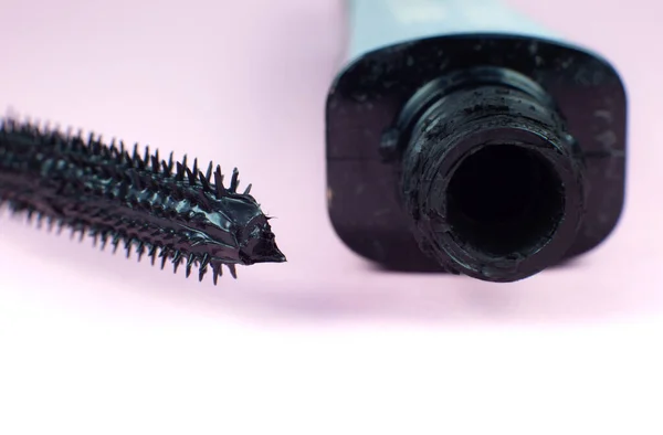 Kirpiklerdeki Maskaralar Pembe Arka Plandaki Fırçalar — Stok fotoğraf