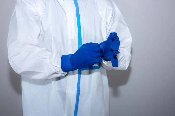 Dokter Een Medisch Beschermend Pak Bril Masker Handschoenen Beschermers Door — Stockfoto