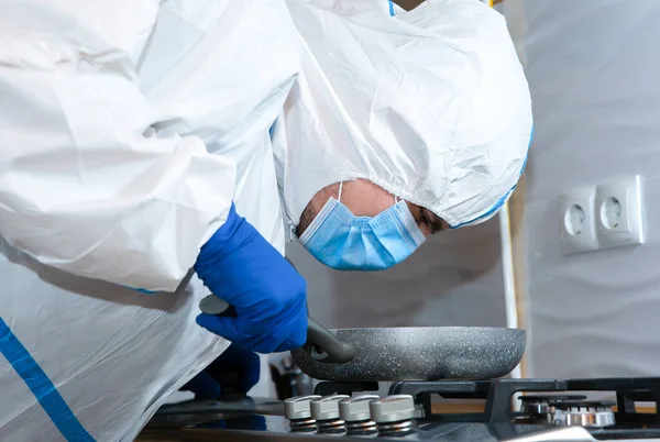 Médico Vestindo Terno Proteção Médica Óculos Máscara Luvas Preparando Alimentos — Fotografia de Stock