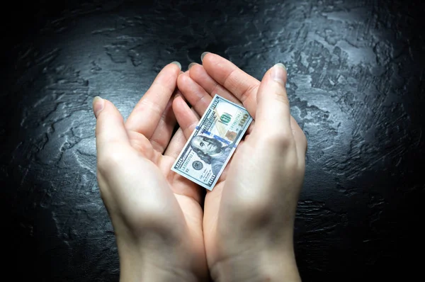 手里拿着小钱的女人美国的经济危机 货币贬值和通货膨胀 — 图库照片