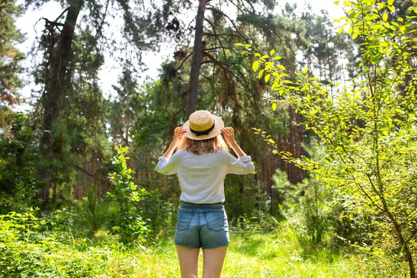 Hipster Girl Chapeau Paille Debout Dans Forêt Concept Soif Errance — Photo