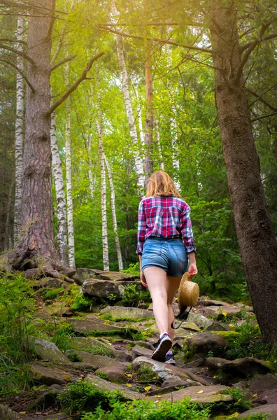 Hipster Girl Dans Les Montagnes Femme Élégante Chapeau Paille Chemise — Photo