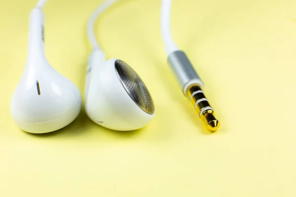 Auriculares Blancos Sobre Fondo Amarillo Concepto Música Moderna Tecnología Audio — Foto de Stock