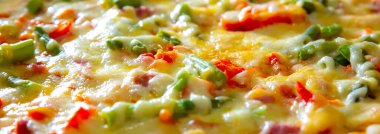 Ev yapımı sebzeli pizza, jambon ve peynir. En iyi İtalyan mutfağı. En sevdiği yemek. Karantina zamanında yemek pişirme.