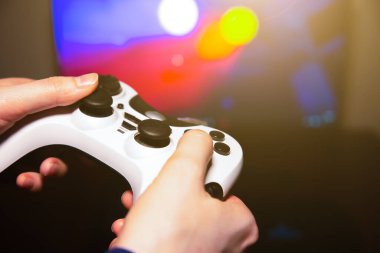 Adam evde video oyunu oynuyor. Av alanı ellerinde. Kendini izole etme zamanı. Karantina döneminde eğlence.