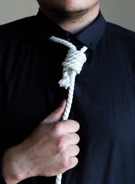 Boynuna ilmik geçirilmiş bir ofis çalışanı. İntihar konsepti. İş stresi yüzünden asılmış. Bitkinlik bunalımı. Korkunç bir hayat durumu. İşsizlik kavramı. Ekonomik kriz