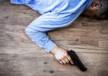 Ofis çalışanı elinde silahla yerde yatıyor. İş stresi yüzünden intihar. Depresyon ya da tükenme. Korkunç bir hayat durumu. İşsizlik kavramı. Ekonomik kriz. Coronavirüs.