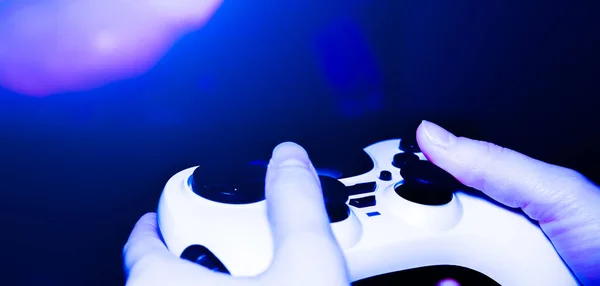 Homme Joue Des Jeux Vidéo Maison Gamepad Dans Les Mains — Photo