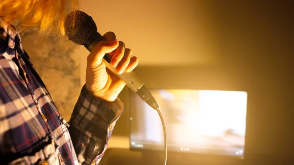 Chica Está Cantando Karaoke Casa Hora Cuarentena Entretenimiento Aislamiento Mujer —  Fotos de Stock