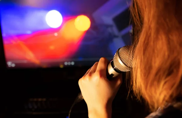 Flickan Sjunger Karaoke Hemma Dags För Karantän Självisolerande Underhållning Kvinnan — Stockfoto