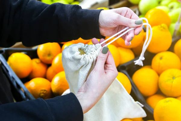 Mujer Está Poniendo Naranjas Una Bolsa Compras Reutilizable Cero Residuos — Foto de Stock