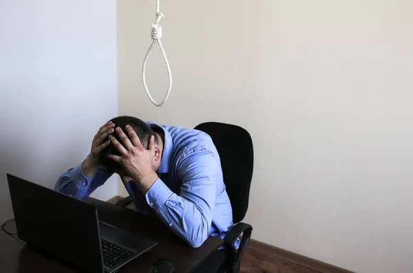 Noose Está Acima Funcionário Escritório Conceito Suicídio Freelancer Online Durante — Fotografia de Stock