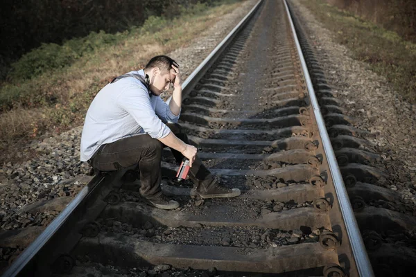 Людина Алкоголем Залізничних Коліях Відкритому Повітрі Хвороба Депресії Економічна Криза — стокове фото