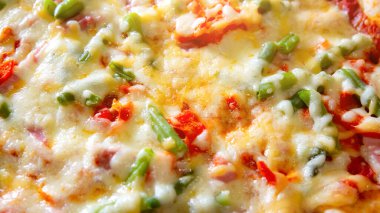 Ev yapımı sebzeli pizza, jambon ve peynir. En iyi İtalyan mutfağı. En sevdiği yemek. Karantina zamanında yemek pişirme.