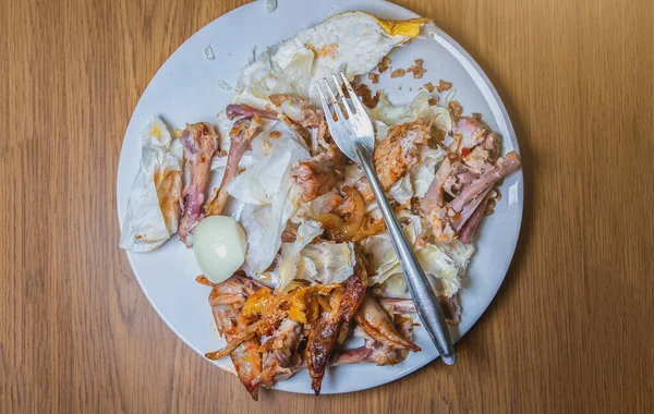 Des Restes Sur Grande Assiette Gaspillage Alimentaire Poulet Quelques Légumes — Photo