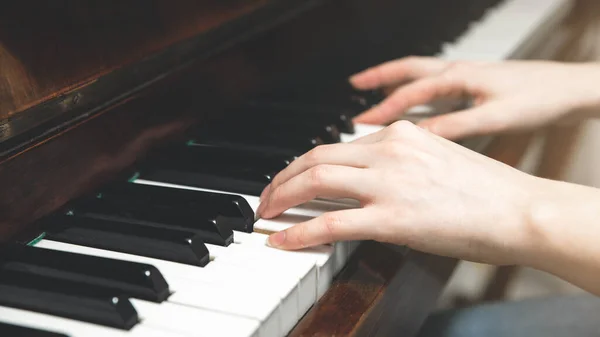 Дівчина Грає Піаніно Створення Музики Хобі Карантинний Час Вивчайте Нові — стокове фото