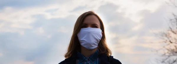 Mulher Caminha Mascarada Natureza Protecção Contra Coronavírus Não Pessoas Por — Fotografia de Stock