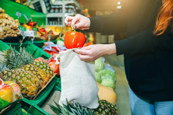 Mujer Está Poniendo Verduras Una Bolsa Compras Reutilizable Paquetes Ecológicos — Foto de Stock