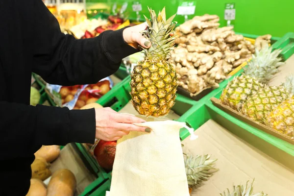 Mujer Está Poniendo Fruta Una Bolsa Compras Reutilizable Paquetes Ecológicos — Foto de Stock