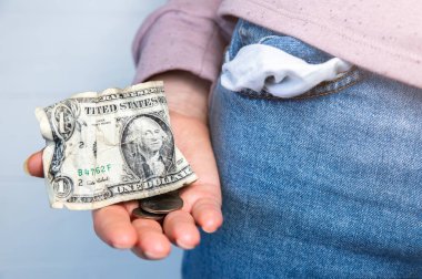 Sadece bir dolar ve küçük bir meblağ, boş cep. Para yok. Ekonomik kriz, yoksulluk, işsizlik kavramı. Koronavirüs hastalarının karantina süresince izole edilmeleri sonucu. Enflasyon oranları. Fiyat artışı.
