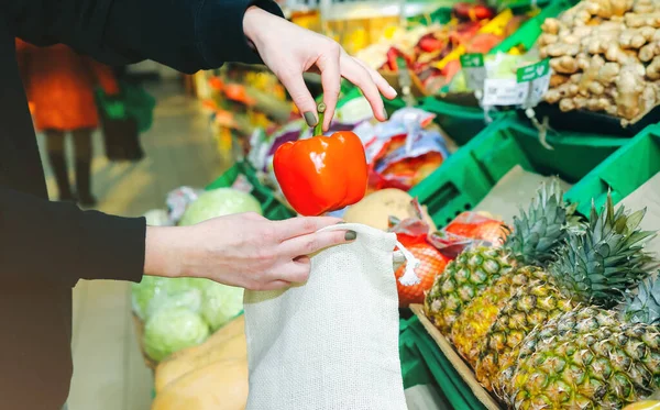 Compre Frutas Verduras Vitaminas Durante Cuarentena Mujer Está Poniendo Verduras — Foto de Stock