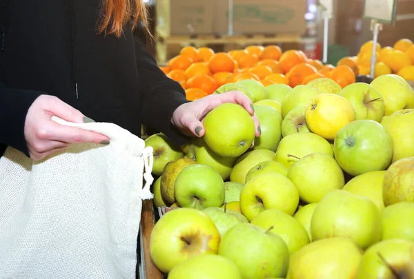 Mujer Está Poniendo Manzanas Una Bolsa Compras Reutilizable Compra Productos — Foto de Stock