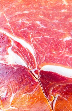 Kırmızı et dokusu fotoğrafı kapat. İtalyan prosciutto crudo veya jamon. Çiğ jambon. Domuz eti arka planı.