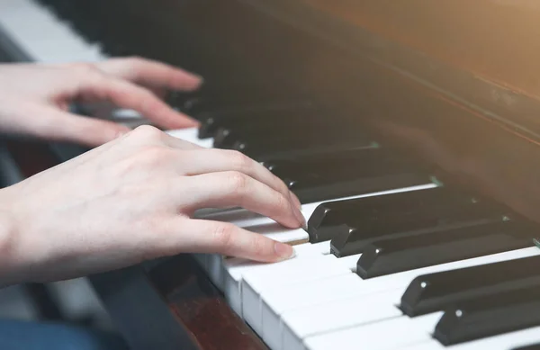 Яка Фотографія Фокусу Жінка Грає Піаніно Руки Клавіатурі Прекрасна Музика — стокове фото