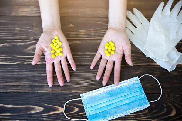 Vrouw Met Pillen Handen Medische Masker Rubber Handschoenen Achtergrond Virusziekte — Stockfoto