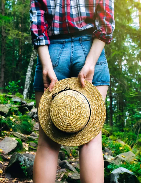 Hipster Girl Dans Les Montagnes Femme Élégante Chapeau Paille Chemise — Photo