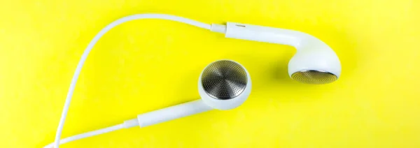 Белые Наушники Лежат Желтом Фоне Концепция Современной Музыки Аудио Технологии — стоковое фото
