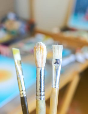 Ressamın gerçek çalışma stüdyosu. İnsan resim yaratıyor. Sanatçı konsepti. Yaratıcı atmosfer. Boya palet bıçağı. Fırçalar.