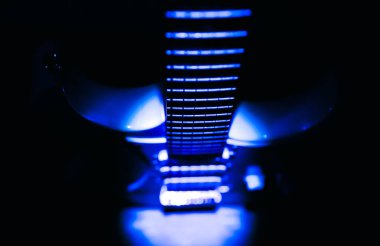 Bulanık gitar arka planı. Müzik aletinden yapılmış boyun ve klavye. Açık gölgeli yaratıcı stil.