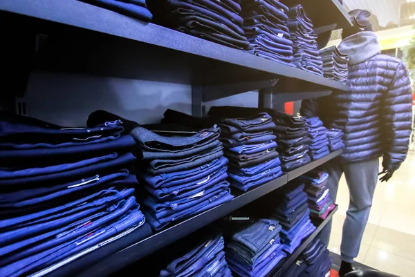 Planken Met Kleren Winkel Tassen Pakken Broeken Shirts Truien Markt — Stockfoto