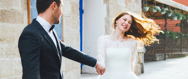 Pareja Bodas Corre Ciudad Vieja Azul Vintage Puertas Café Antigua —  Fotos de Stock