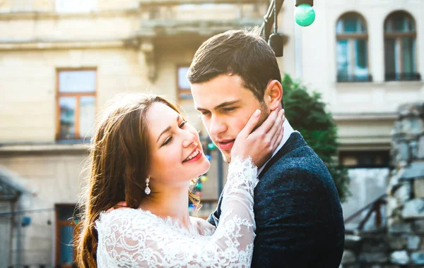 Svatební Obejmutí Starém Městě Rustikální Nevěsta Rozpuštěnými Vlasy Drží Tvář — Stock fotografie