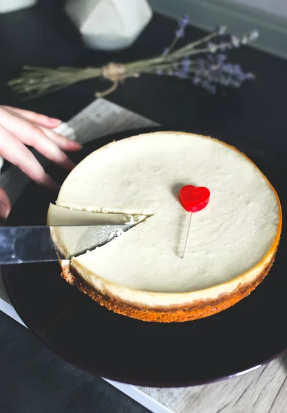 Girl Cuts Knife Classical Vanilla New York Cheesecake Dark Violet — Stock Photo, Image