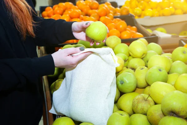 Mujer Está Poniendo Manzanas Una Bolsa Compras Reutilizable Cero Residuos — Foto de Stock
