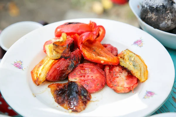 お皿の上で野菜を焼きます 甘いコショウとトマト チキンフライ — ストック写真