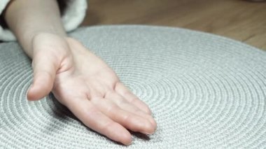 Kadın Omega 3 hap kapsülleri kullanıyor. Sağlıklı beslenme takviyeleri. Vejetaryen yemeği için balık yağı. Sağlık hizmetleri için kış vitaminleri. Virüs koruması.