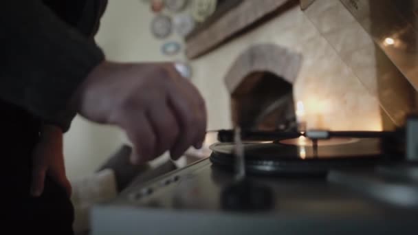 Homem Ligou Gravador Vinil Retrô Acolhedor Caloroso Humor Casa Ouvir — Vídeo de Stock