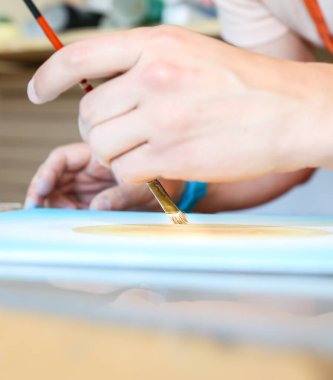 Ressamın gerçek çalışma stüdyosu. İnsan resim yaratıyor. Sanatçı konsepti. Yaratıcı atmosfer. Boya palet bıçağı. Fırçalar.